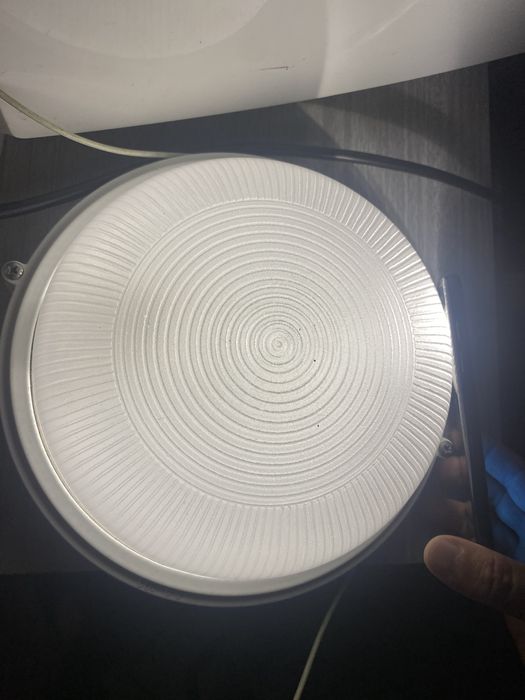 Aplica pentru iluminat din fonta si sticla fara plastic!