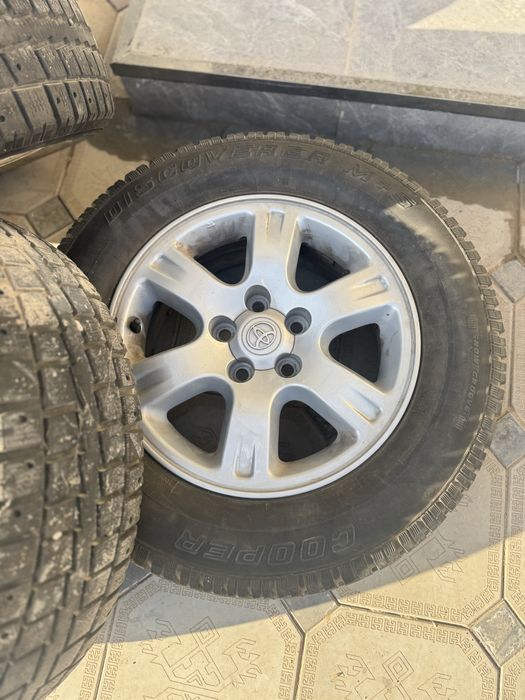 Продам комплект шин с диском