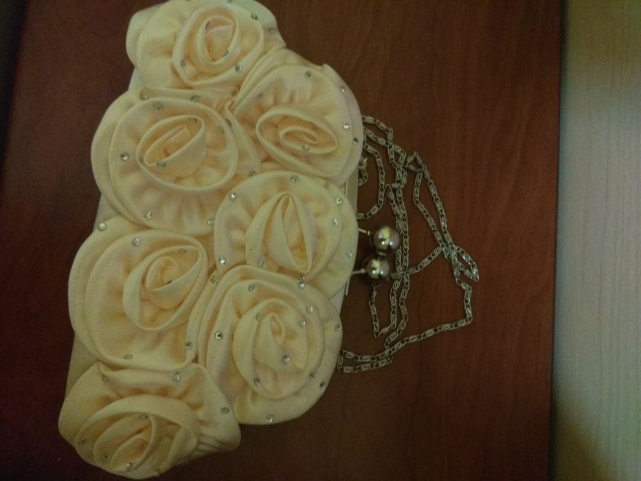 Стилни сатенени чантички