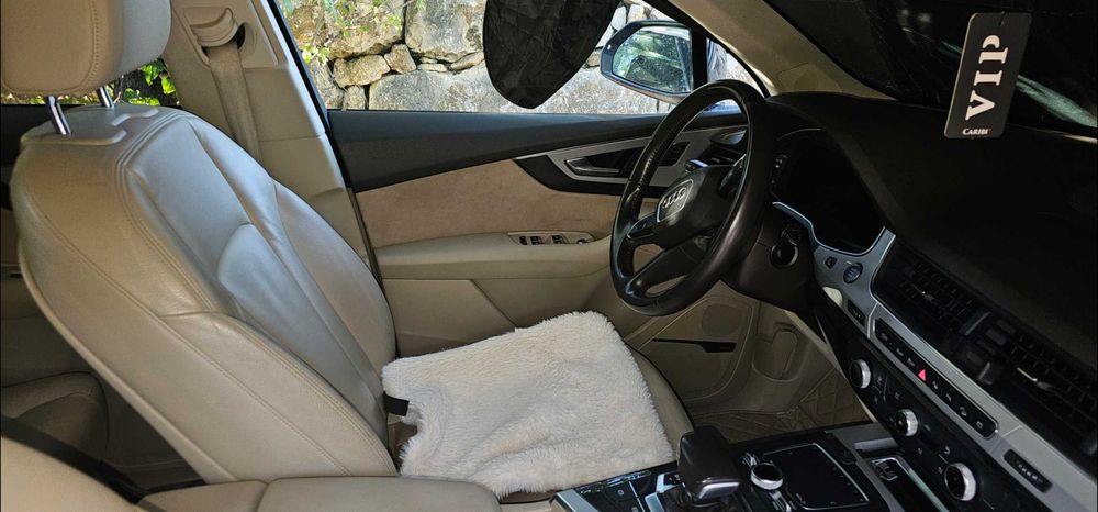 Vând Audi Q7 tdi anul 2017 cinci locuri