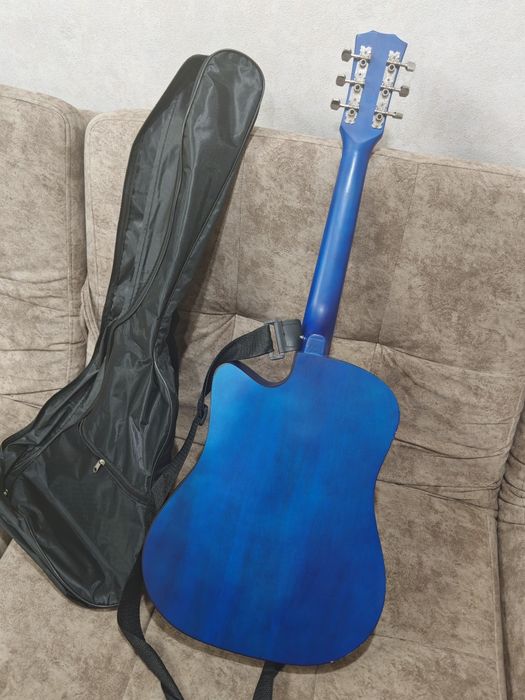 Продаю гитару с чехлом