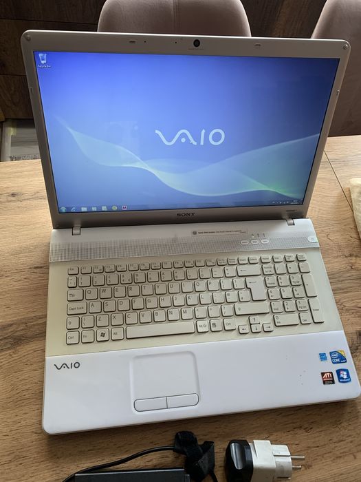 Лаптоп Sony VAIO VPCEC1M1E – Intel Core i3, 4 GB RAM + зарядно