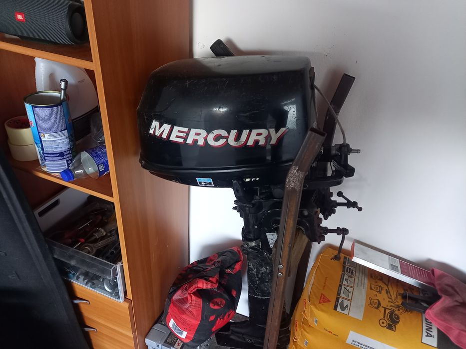 Vând barca cu motor Mercury.