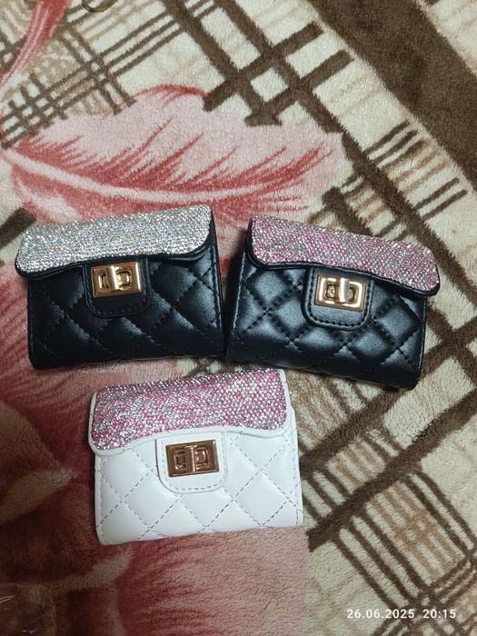 В наличии очень удобные визитницы кошельки для денег и пластиковых кар