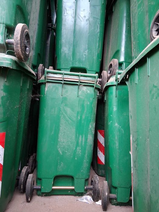 Vand pubele noi verzi la pret negociabil