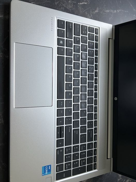 Laptop HP ProBook 450 G8 si geanta laptop HP
