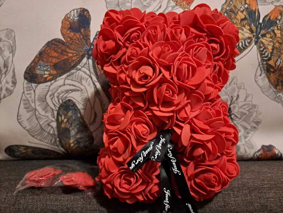 Ursi din trandafiri de culoare rosie- 25 lei