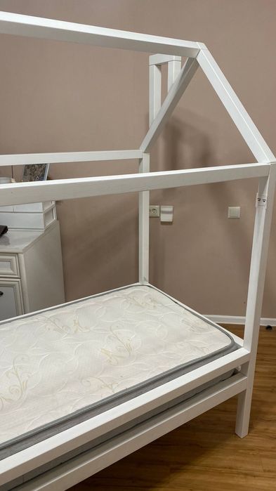 Кровать детская с матрацем