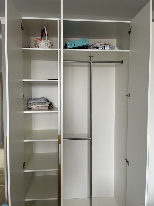 Шкаф белый с золотыми ручками, современный