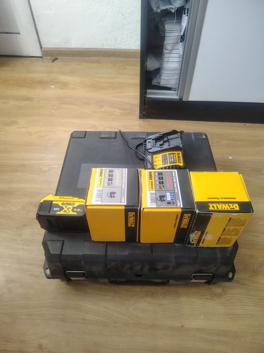 Пушка за Бетон БАТЕРИЯ И ЗАРЯДНО ЧИСТО НОВИ!!!  и пирони за нея