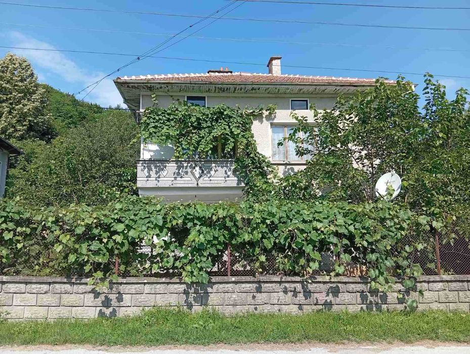 Продавам двуетажна къща с двор 752 кв.м. в гр. Плачковци