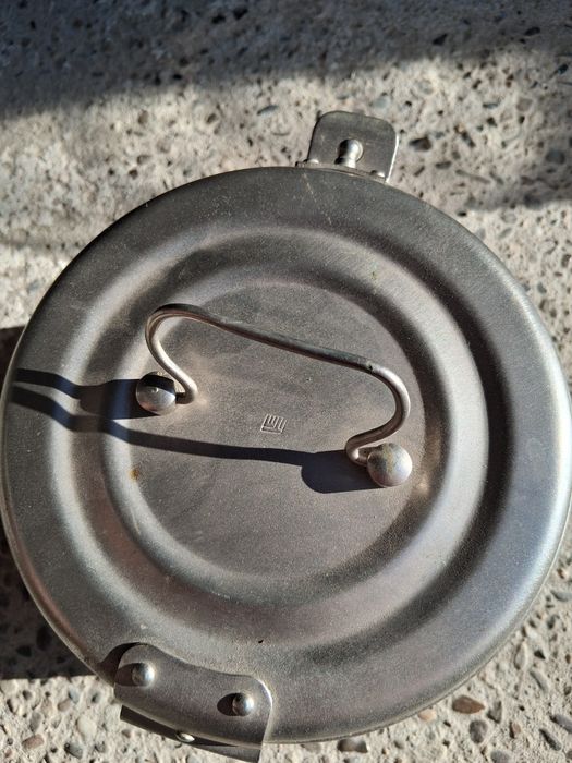 Casoletă metalică de sterilizare, utilizată în trecut în scopuri medicale.