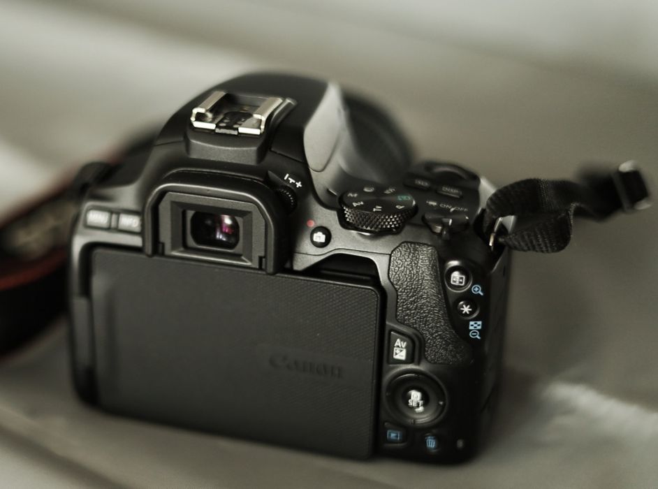 Canon 250d cu obiectiv 18 55 in stare foarte  buna
