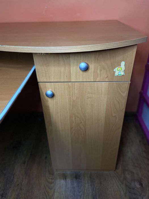 Бюро в светъл дървесен цвят – удобно за офис или ученик