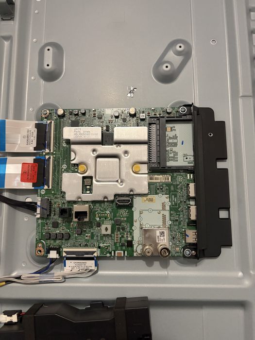 Продавам телевизор LG 55UQ75003LF