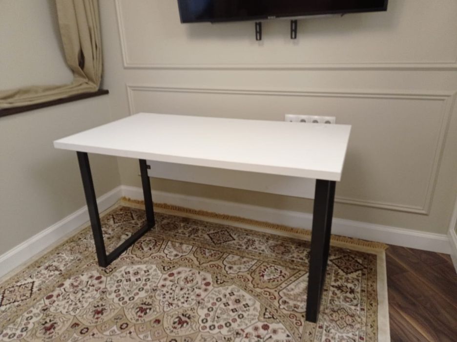 Столы письменные, рабочие, компьютерные.