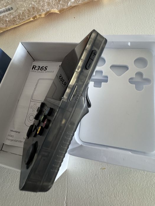 Consola retro portabila R36S 64GB cu jocuri