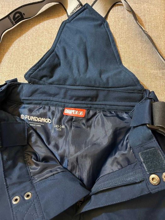 Vand  echipament de schi copii (geaca, pantaloni si clapari)