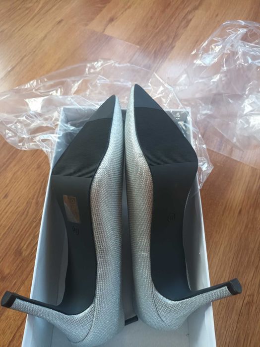 Нови официални сребристи обувки. Номер 41. 17лв.