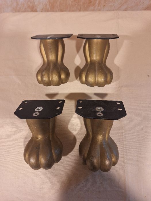 Метални лъвски лапи