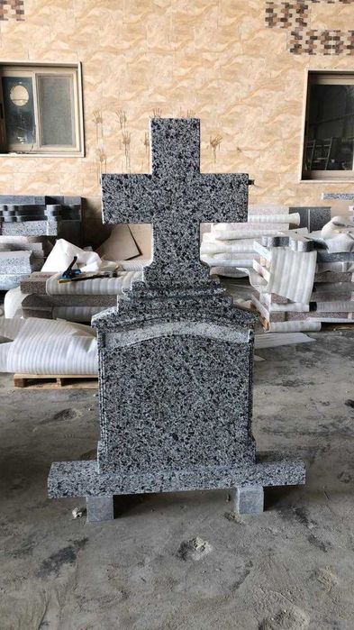 Monumente funerare , cavouri , cruci