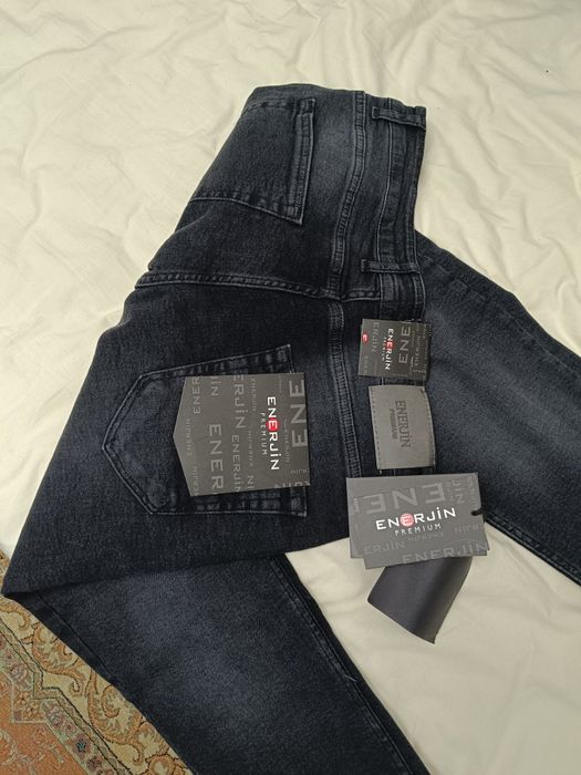 Blugi slim noi cu eticheta