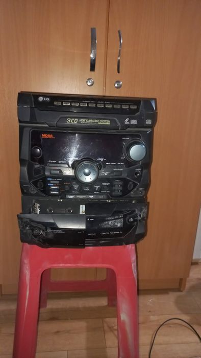 Музыкальные Центр На Запчасти. Табло горит, поломку не знаю что с ним