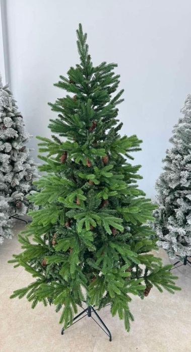 Красива коледна елха с естествено излъчване – празниците започват тук!