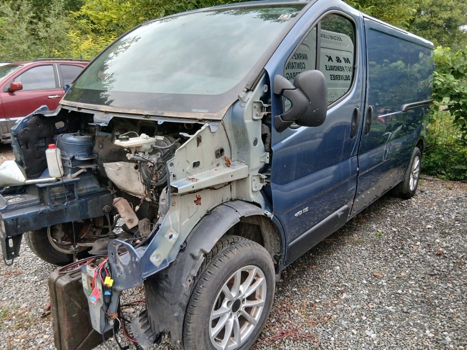 Dezmembrez Opel Vivaro motor 2.5 euro 4