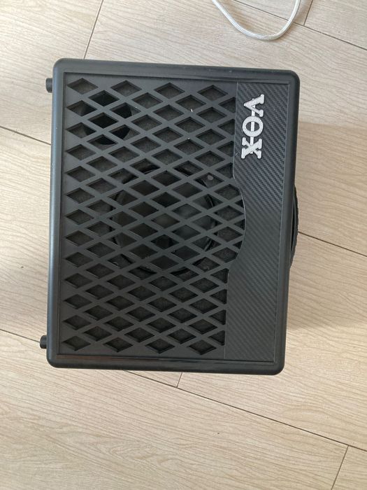 Усилвател за електрическа китара Vox vx1 в отлично състояние без адаптер.
