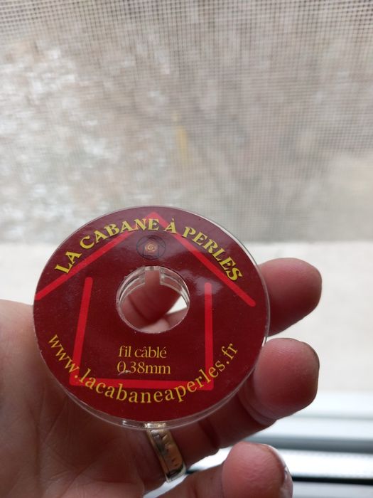 Struna calitativa pentru coliere cu fir metalic pe interior