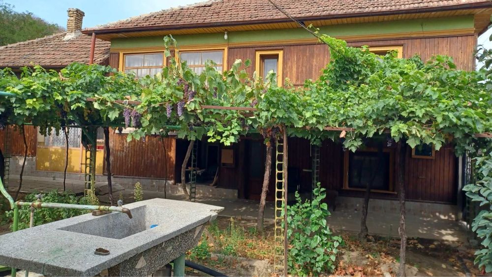 Продава се Къща в Плевен, Идеален център - 300 кв.м за 80 €/кв.м - Снимка #1