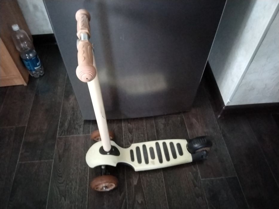 Продам самокат фирменный,гелевые колёса,качество