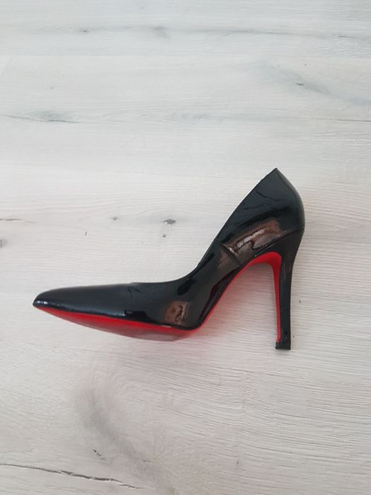 Лаковые черные туфли