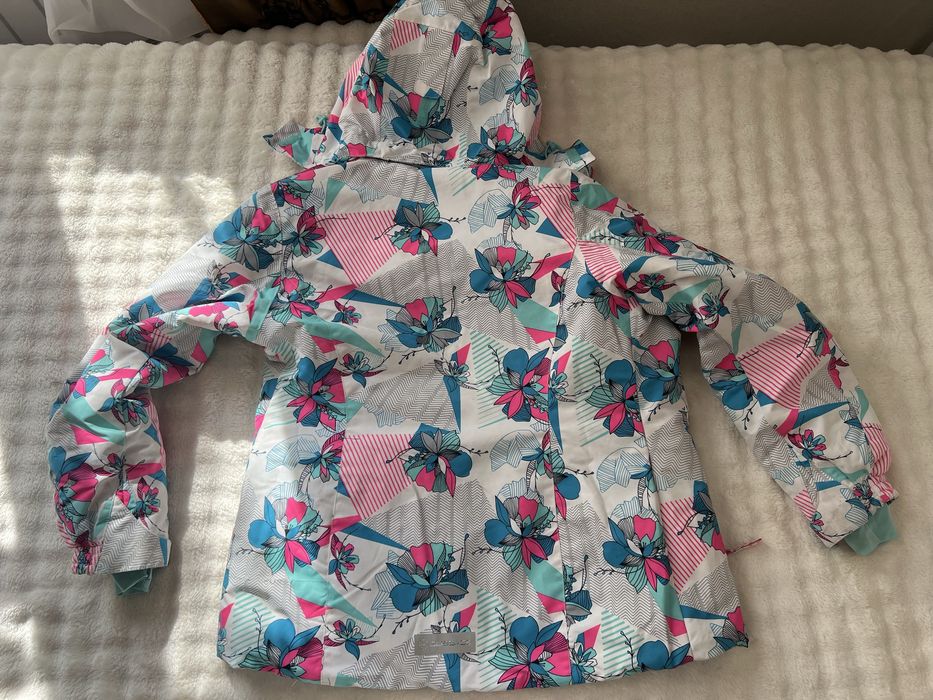 Продам куртку на девочку рост 140-146