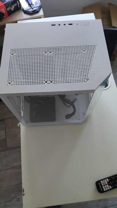 Vând carcasa pro gaming alma white