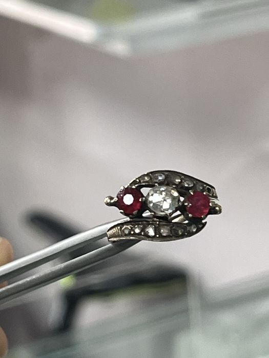 Античен златен пръстен „Трилогия“ с диаманти и рубини (19-ти век)