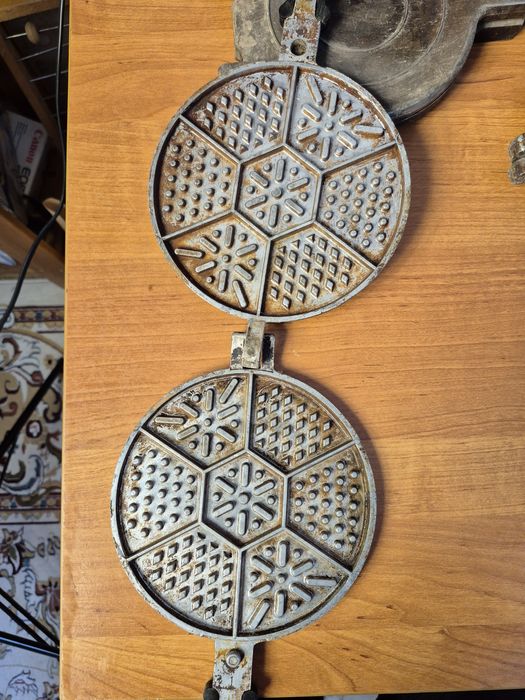 Орешницы, вафельницы, формы для леденцов.