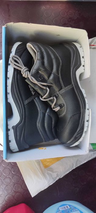 Продавам работни обувки с метално бомбе отпред