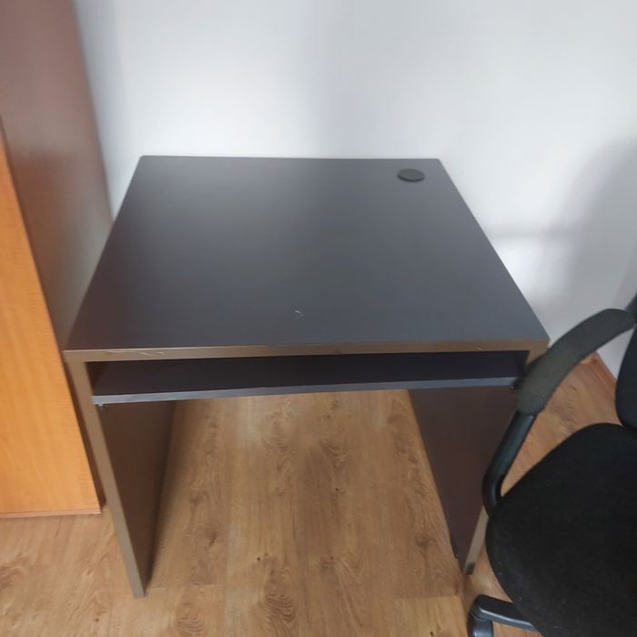 Vând birou cu scaun. Prețul este pentru ambele.