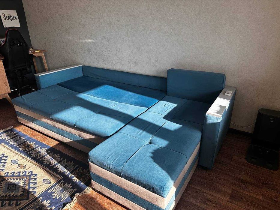 Угловой синий диван