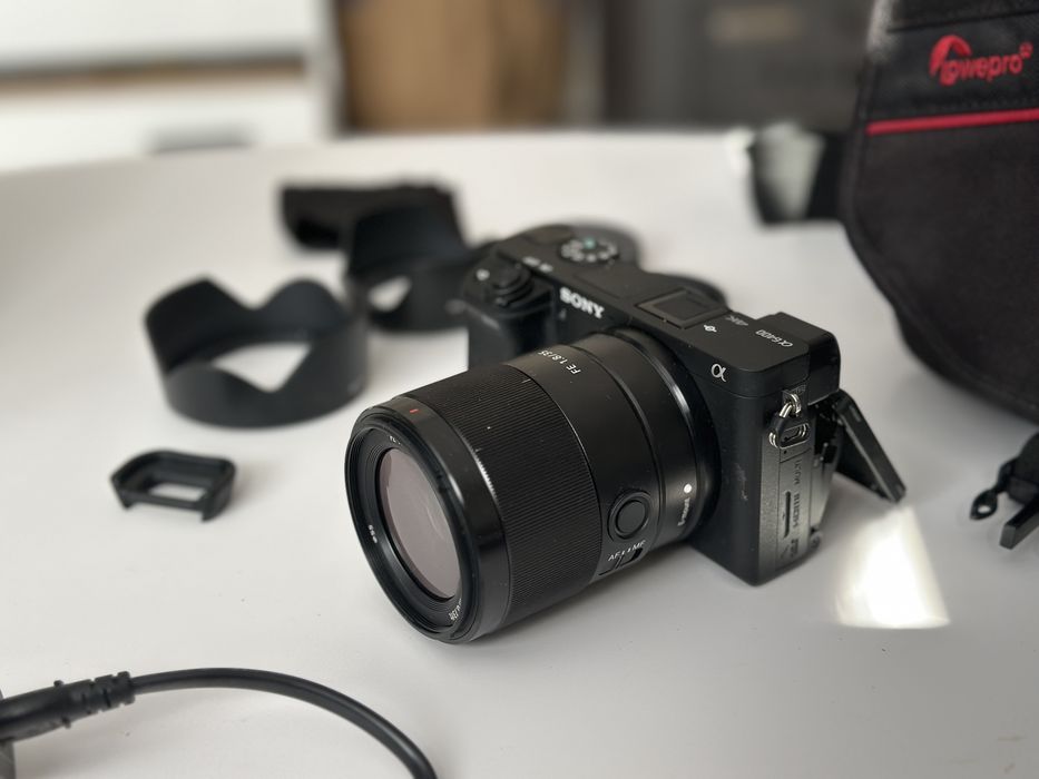 Sony A6400 + обектив Sony FE 35mm F1.8 , зарядно, 2 сенника и чанта