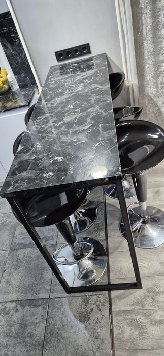 Продам барный стол со стульями