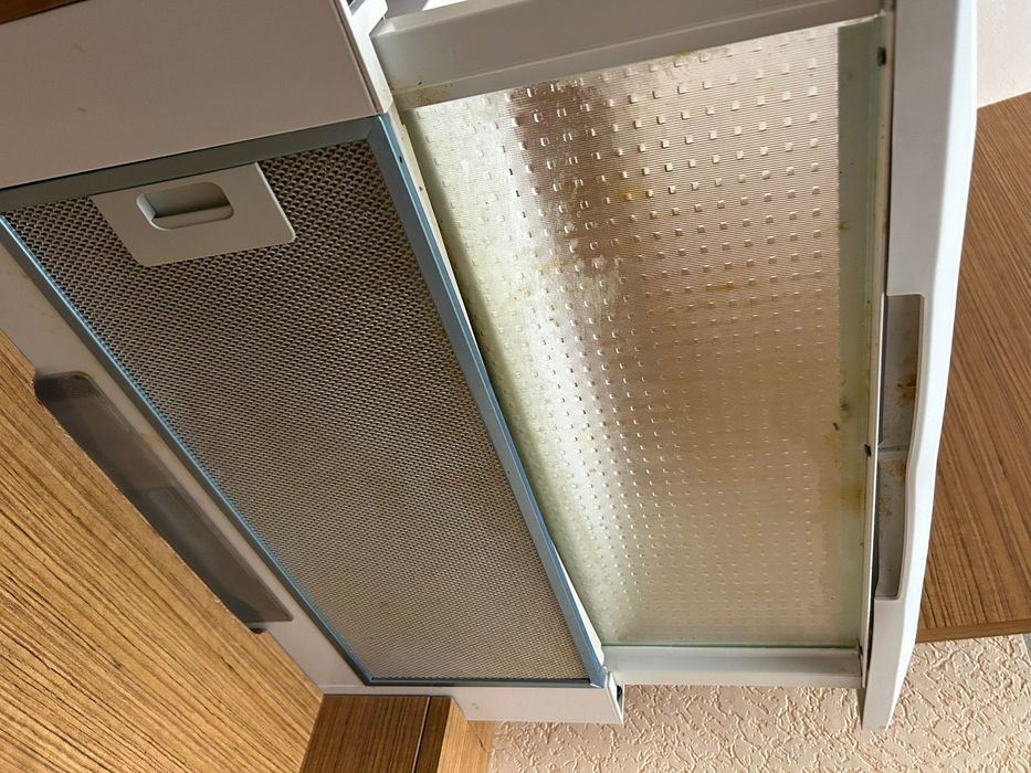 Модулна кухня с аспиратор и хладилник