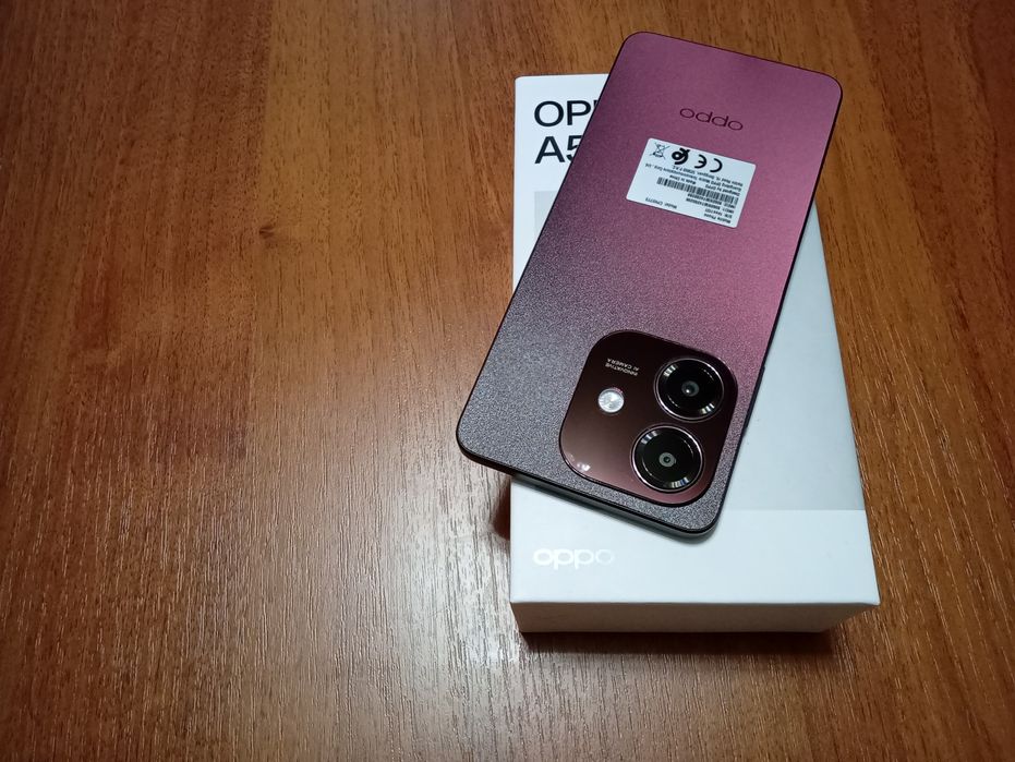 Oppo A5I . В идеале  память 128гб