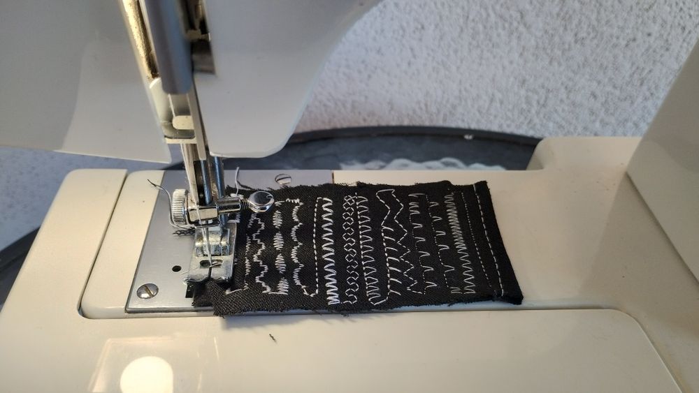 Отлично работеща шевна машина  .