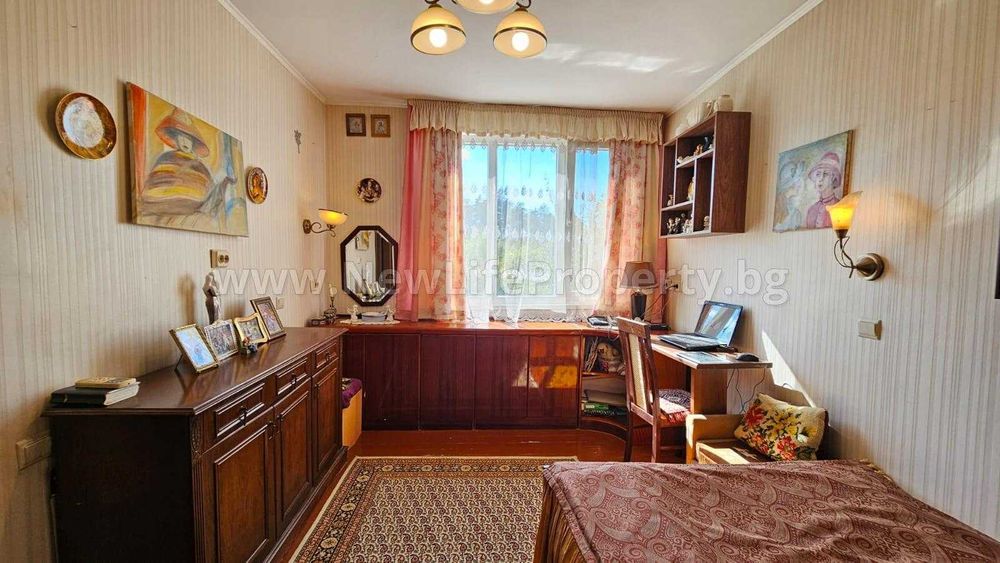 Продава се двуетажна къща в град Средец, област Бургас