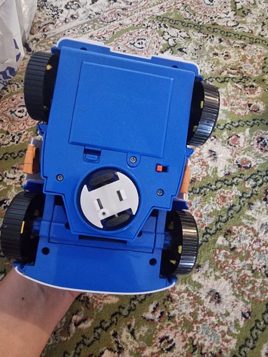 Поли инерционная машинка