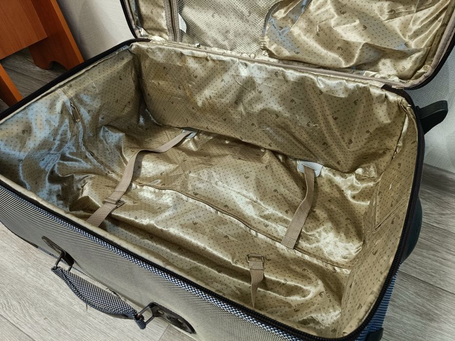 Продам чемодан туристический