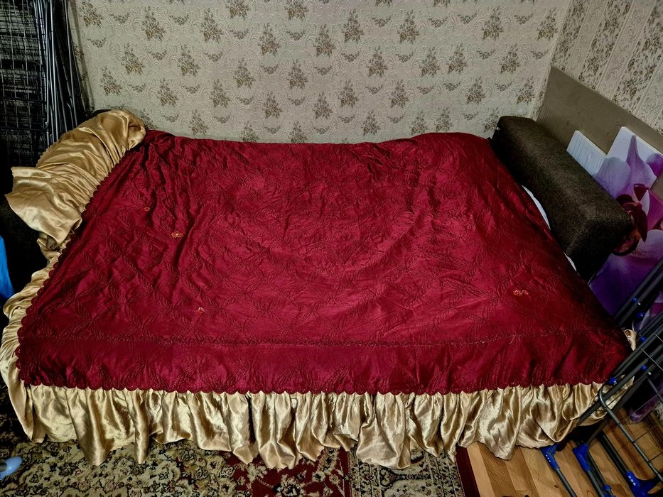 Продам недорого одеяла, постель, покрывало, тапочки